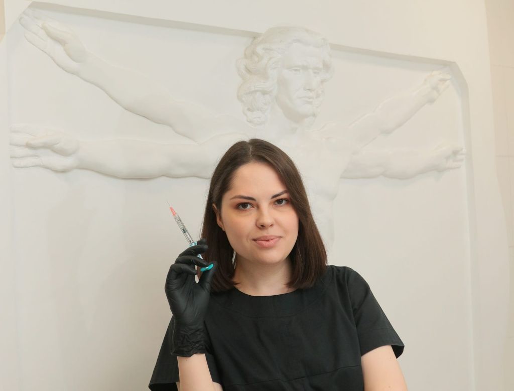 Врач с филлером