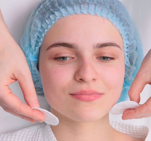 Фейслифтинг: хирургическое омоложение лица с естественным и стойким эффектом