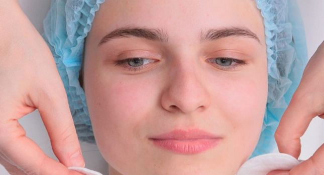 Фейслифтинг: хирургическое омоложение лица с естественным и стойким эффектом